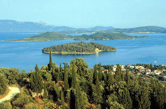 The beaches of Nidri are north of the harbour. Although stony and narrow, the beaches are backed by trees and are pleasant enough. The water is crystal clear and there are good views out to the various islands. LEFKADA PHOTO GALLERY - NYDRI